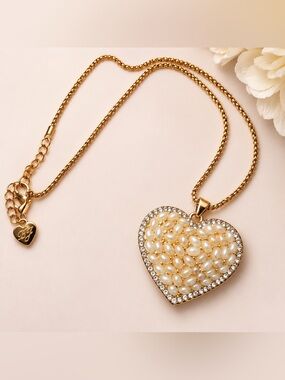 💛NWT! Heart Pendant Necklace with Faux Pearl & Crystal Inlay